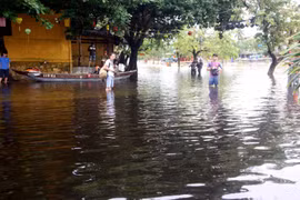 Một số đoạn đường trên các tuyến phố trong khu phố cổ Hội An bị ngập nước. (Ảnh: Trịnh Bang Nhiệm/TTXVN)