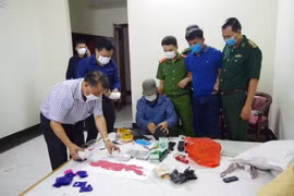 Đối tượng Đặng Quốc Hùng cùng tang vật tại hiện tường. (Nguồn: sggp.org.vn)