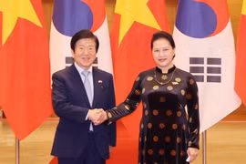Trong ảnh: Chủ tịch Quốc hội Nguyễn Thị Kim Ngân và Chủ tịch Quốc hội Hàn Quốc Park Byeong - seug tại Lễ đón chính thức. Ảnh: Trọng Đức - TTXVN