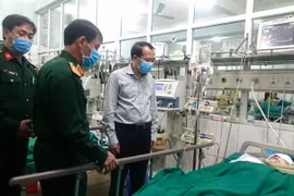 Phó Chủ tịch UBND tỉnh Hà Giang Trần Đức Quý thăm hỏi, động viên chiến sỹ bị thương khi làm nhiệm vụ rà phá bom mìn đang nằm điều trị tại Bệnh viện Đa khoa tỉnh Hà Giang. (Ảnh: TTXVN phát)