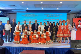 Các đại biểu chụp hình lưu niệm tại buổi giao lưu. (Ảnh: Đoàn Mạnh Dương/TTXVN)