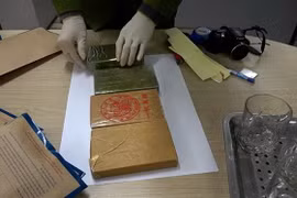 Vật chứng trong vụ án mua bán, vận chuyển trái phép chất ma túy. (Ảnh: TTXVN phát)