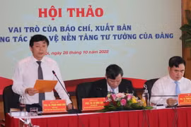 Lãnh đạo Học viện Chính trị Quốc gia Hồ Chí Minh; Học viện Báo chí và Truyên truyền; Nhà xuất bản Chính trị quốc gia Sự thật chủ trì hội thảo. (Ảnh: Chu Hiệu/TTXVN)