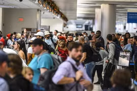 Hành khách chờ làm thủ tục tại sân bay quốc tế ở Miami, bang Florida, Mỹ. (Ảnh: AFP/TTXVN)