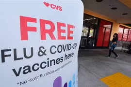 Một điểm tiên vaccine ngừa bệnh cúm và COVID-19 tại Monterey Park, California, Mỹ. (Ảnh: AFP/TTXVN)