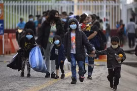 Người di cư trở về El Ceibo, Guatemala, sau khi bị trục xuất khỏi Mỹ và Mexico. (Ảnh: AFP/TTXVN)