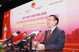 Chủ tịch Quốc hội Vương Đình Huệ phát biểu tổng kết, bế mạc hội thảo. (Ảnh: Doãn Tấn/TTXVN)