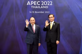 Thủ tướng Thái Lan Prayut Chan-o-cha đón Chủ tịch nước Nguyễn Xuân Phúc đến dự hội nghị APEC. (Ảnh: TTXVN phát)