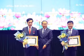 hạng Ba cho 1 cá nhân và 2 tập thể Học viện Chính trị quốc gia Hồ Chí Minh. (Ảnh: Văn Điệp/TTXVN)