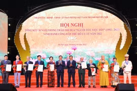 Ủy viên Bộ Chính trị, Bí thư Thành ủy Hà Nội Đinh Tiến Dũng và Chủ tịch UBND thành phố Trần Sỹ Thanh vinh danh 10 Công dân Thủ đô ưu tú năm 2022. (Ảnh: Văn Điệp/TTXVN)