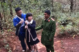 Thời điểm cơ quan chức năng tìm thấy 2 du khách đi lạc trong rừng. (Ảnh: Công an cung cấp)