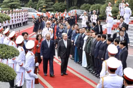 Chủ tịch nước Nguyễn Xuân Phúc với Tổng Thư ký Liên hợp quốc António Guterres tại lễ đón. (Ảnh: Lâm Khánh/TTXVN)