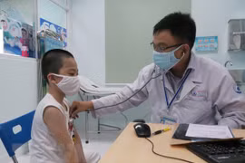 Khám bệnh cho bệnh nhi. (Nguồn: TTXVN)