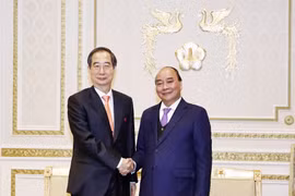 Chủ tịch nước Nguyễn Xuân Phúc hội kiến Thủ tướng Hàn Quốc Han Duck-soo. (Ảnh: Thống Nhất/TTXVN)