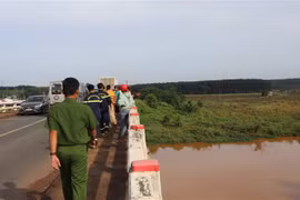 Hiện trường khu vực nghi người phụ nữ nhảy cầu. (Ảnh: Đậu Tất Thành/TTXVN)