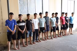 Nhóm đối tượng bị tạm giữ. (Ảnh: Thanh Tân/TTXVN)
