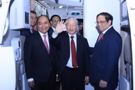 Chủ tịch nước Nguyễn Xuân Phúc, Thủ tướng Phạm Minh Chính đón Tổng Bí thư Nguyễn Phú Trọng. (Ảnh: Văn Điệp/TTXVN)