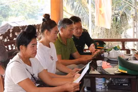 Bộ đội Biên phòng tuyên truyền, phố biến pháp luật cho người dân bản Mường Pồn , xã Mường Pồn, huyện Điện Biên, tỉnh Điện Biên. (Ảnh: Xuân Tiến/TTXVN)