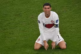 Vẻ buồn bã của tiền đạo Cristiano Ronaldo khi Bồ Đào Nha để lỡ tấm vé đi tiếp. (Ảnh: AFP/TTXVN)