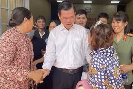 Người dân sống tại Khu tái định cư Lộc An-Bình Sơn trình bày những khó khăn vướng mắc với Bí thư Tỉnh ủy Đồng Nai Nguyễn Hồng Lĩnh tại buổi đối thoại. (Ảnh: Lê Xuân/TTXVN)