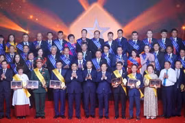 Thủ tướng Phạm Minh Chính với các doanh nhân tiêu biểu. (Ảnh: Dương Giang/TTXVN)
