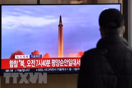 Truyền thông Hàn Quốc đưa tin về một vụ phóng tên lửa của Triều Tiên, tại Seoul. (Ảnh: AFP/TTXVN)
