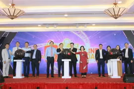 Đại diện bộ, ngành, UBND Thành phố Hồ Chí Minh và Ban tổ chức thực hiện nghi thức kích hoạt Ngày mua sắm trực tuyến Online Friday 2022. (Ảnh: Mỹ Phương/TTXVN)