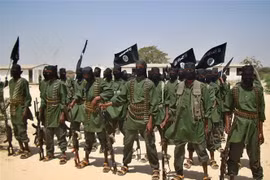 Các tay súng nhóm Hồi giáo Al-Shabaab tại một địa điểm ở ngoại ô Mogadishu, Somalia. (Ảnh: AFP/TTXVN)