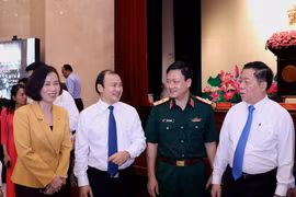 Trưởng Ban Tuyên giáo Trung ương Nguyễn Trọng Nghĩa trao đổi với các đại biểu tham dự hội nghị. (Ảnh: Thành Chung/TTXVN)