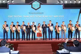 Ban tổ chức trao giải cho các phần mềm, giải pháp thuộc các lĩnh vực: giải pháp du lịch thông minh, giải pháp thanh toán thông minh. (Ảnh: Minh Quyết/TTXVN)