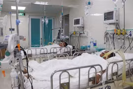 Điều trị cho một bệnh nhân ngộ độc rượu. (Ảnh minh họa. Nguồn: TTXVN)