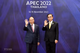 Thủ tướng Thái Lan Prayut Chan-o-cha đón Chủ tịch nước Nguyễn Xuân Phúc đến dự hội nghị APEC. (Ảnh: TTXVN phát)