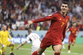 Alvaro Morata - tiền đạo hiện thuộc biên chế câu lạc bộ Atletico Madrid (Tây Ban Nha) - đã kịp thời hồi phục sau khi bị chấn thương mắt cá chân vào tháng trước. Ngôi sao 30 tuổi này luôn có mặt trong mọi bảng xếp hạng cầu thủ đẹp trai nhất Tây Ban Nha. (Ả