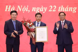 Thủ tướng Phạm Minh Chính và Phó Thủ tướng Thường trực Phạm Bình Minh trao Quyết định của Chủ tịch nước bổ nhiệm Bộ trưởng Bộ Giao thông Vận tải cho ông Nguyễn Văn Thắng. (Ảnh: Dương Giang/TTXVN)