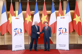 Chủ tịch Quốc hội Vương Đình Huệ và Chủ tịch Thượng viện Cộng hòa Pháp Gérard Larcher. (Ảnh: Doãn Tấn/TTXVN)