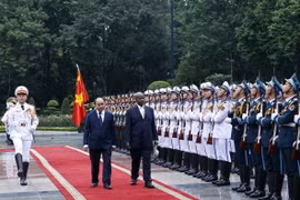 Chủ tịch nước Nguyễn Xuân Phúc và Tổng thống Uganda Yoweri Kaguta Museveni duyệt Đội danh dự Quân đội nhân dân Việt Nam. (Ảnh: Thống Nhất/TTXVN)