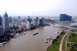 Khu trung tâm quận 1 (Thành phố Hồ Chí Minh) bên bờ sông Sài Gòn. (Ảnh: Thanh Vũ/TTXVN)