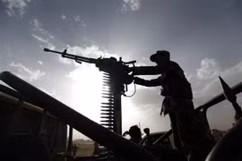 Tay súng Houthi cùng thiết bị quân sự được triển khai trên đường phố thủ đô Sanaa, Yemen. (Ảnh: AFP/TTXVN)