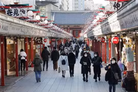 Người dân di chuyển tại khu phố mua sắm ở Asakusa, Tokyo, Nhật Bản. (Ảnh: Kyodo/TTXVN)