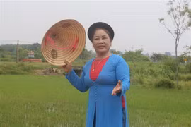 Nghệ nhân ưu tú Nguyễn Thị Tâm hát dân ca ví, giặm. (Ảnh: Bích Huệ/TTXVN)