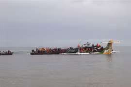 Lực lượng cứu hộ tìm kiếm các nạn nhân trong vụ tai nạn máy bay rơi xuống hồ Victoria ở Tanzania, ngày 6/11. (Ảnh: AFP/TTXVN)