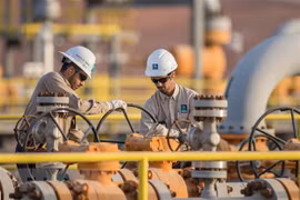 Nhân viên làm việc tại nhà máy của Tập đoàn năng lượng Saudi Aramco. (Ảnh: AFP/TTXVN)