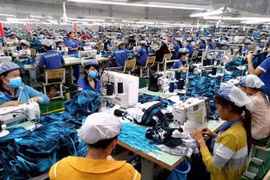 Sản xuất hàng may mặc xuất khẩu tại Công ty may mặc New Apparel, Khu công nghiệp Bắc Đồng Phú, tỉnh Bình Phước. (Ảnh: Dương Chí Tưởng/TTXVN)