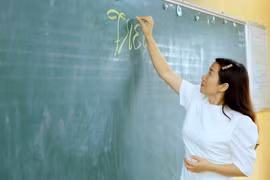 Cô Nguyễn Thị Hoài Thu trong giờ Ngữ văn. (Ảnh: Minh Thu/TTXVN)