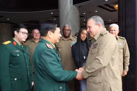 Đại tướng Phan Văn Giang, Bộ trưởng Bộ Quốc phòng và Trung tướng Vicstor Jojo Ramos, Chủ nhiệm chính trị Các lực lượng vũ trang cách mạng Cuba. (Ảnh: Trọng Đức/TTXVN)
