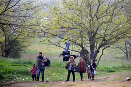 Người di cư tiến về khu vực trung chuyển Tompa giữa Hungary và Serbia. (Ảnh: AFP/TTXVN)
