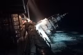 Tàu hộ vệ HTMS Sukhothai bị nghiêng sau khi nước tràn vào thân ở ngoài khơi tỉnh Prachuap Khiri Khan, Thái Lan đêm 18/12/2022. (Ảnh: AFP/TTXVN)