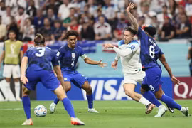 Pha tranh bóng quyết liệt giữa tiền vệ Anh Jack Grealish (thứ 2, phải) với các tuyển thủ Mỹ. (Ảnh: THX/TTXVN)