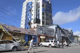 Hiện trường một vụ đánh bom ở Mogadishu, Somalia. (Ảnh: AFP/TTXVN)