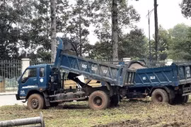 Các phương tiện vận chuyển, đổ chất thải trái phép bị tạm giữ. (Ảnh: TTXVN phát)